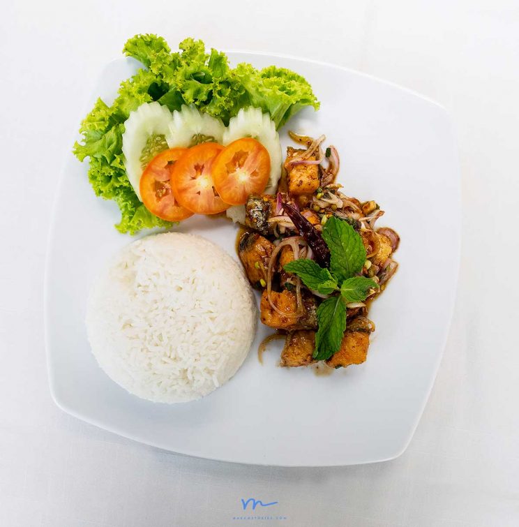 ภาพถ่ายชุดอาหารและเครื่องดื่มพร้อมการรีทัชจัดวางองค์ประกอบ