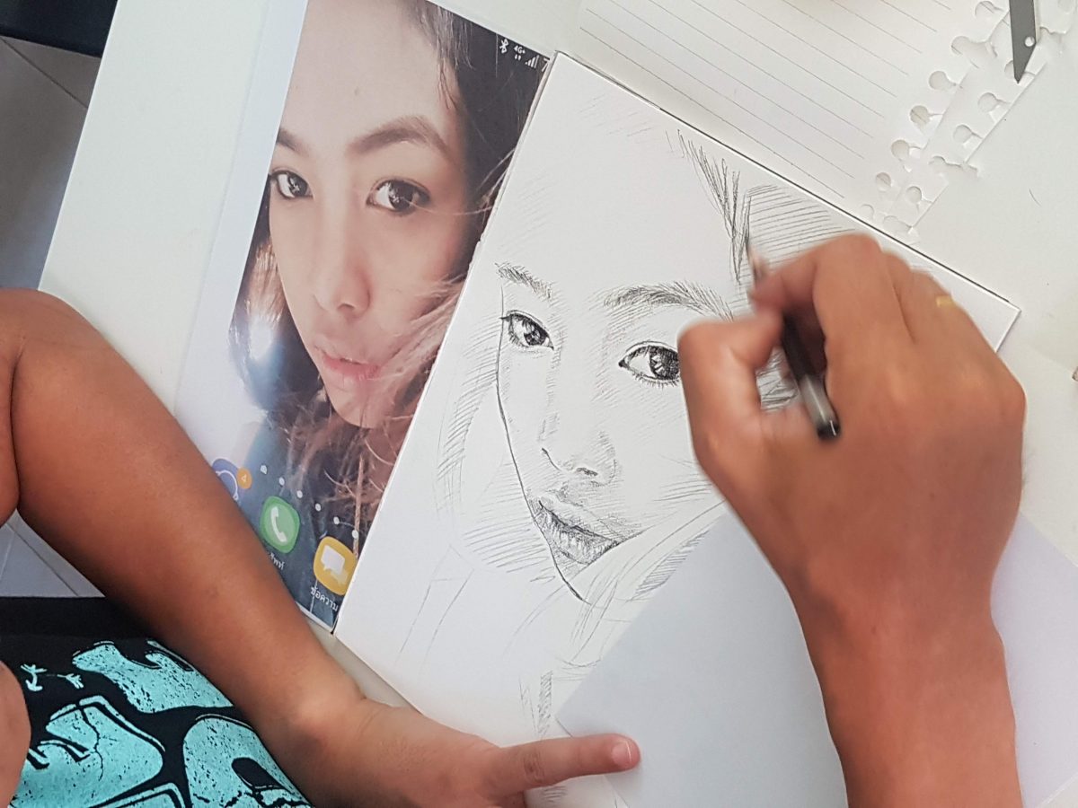 เปรียบเทียบผลงาน วาดภาพเหมือนลายเส้น กับภาพต้นแบบ